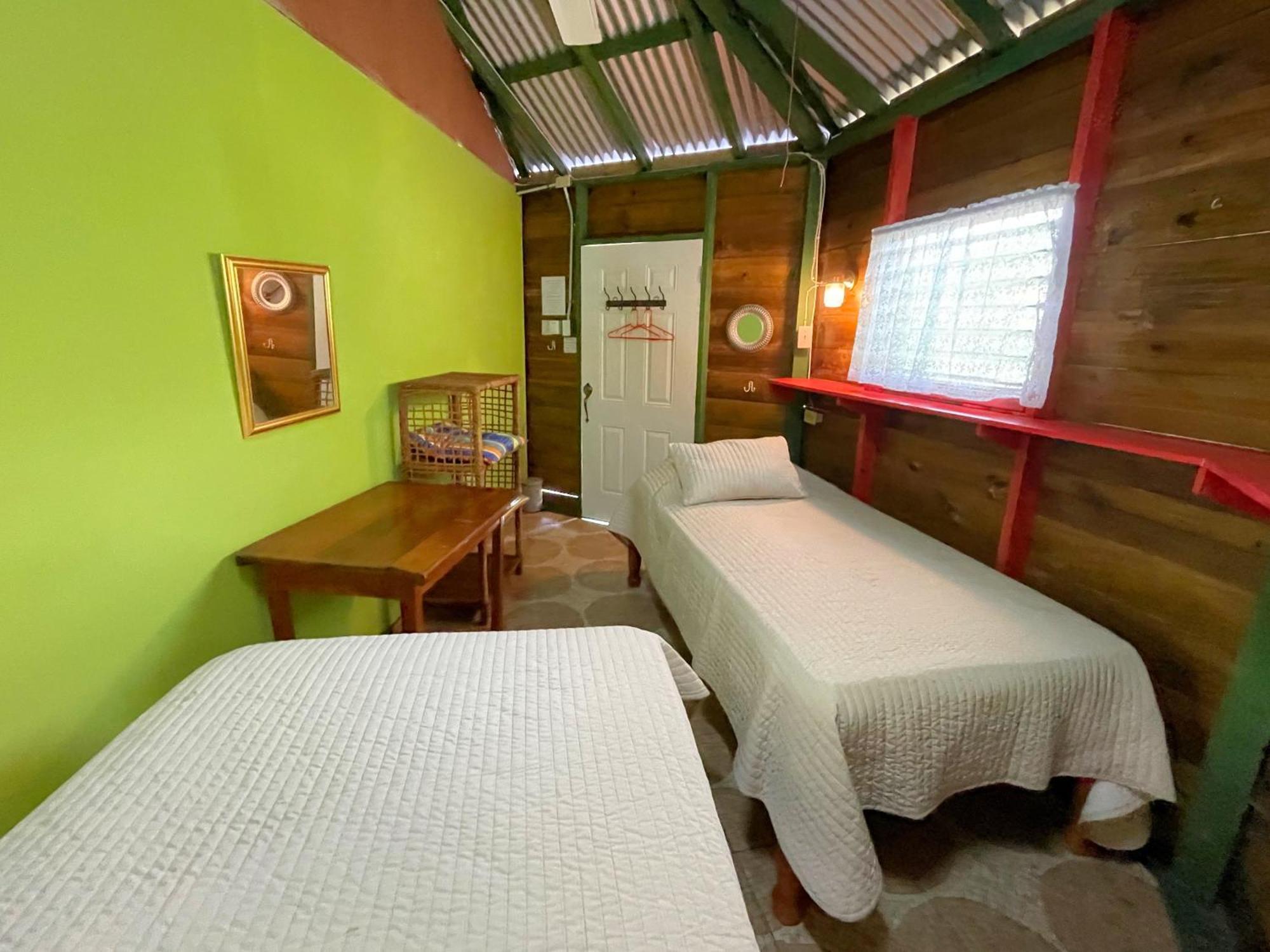 Judy House 2 - Lewis Backpacker Hostel Little Bay Quarto foto