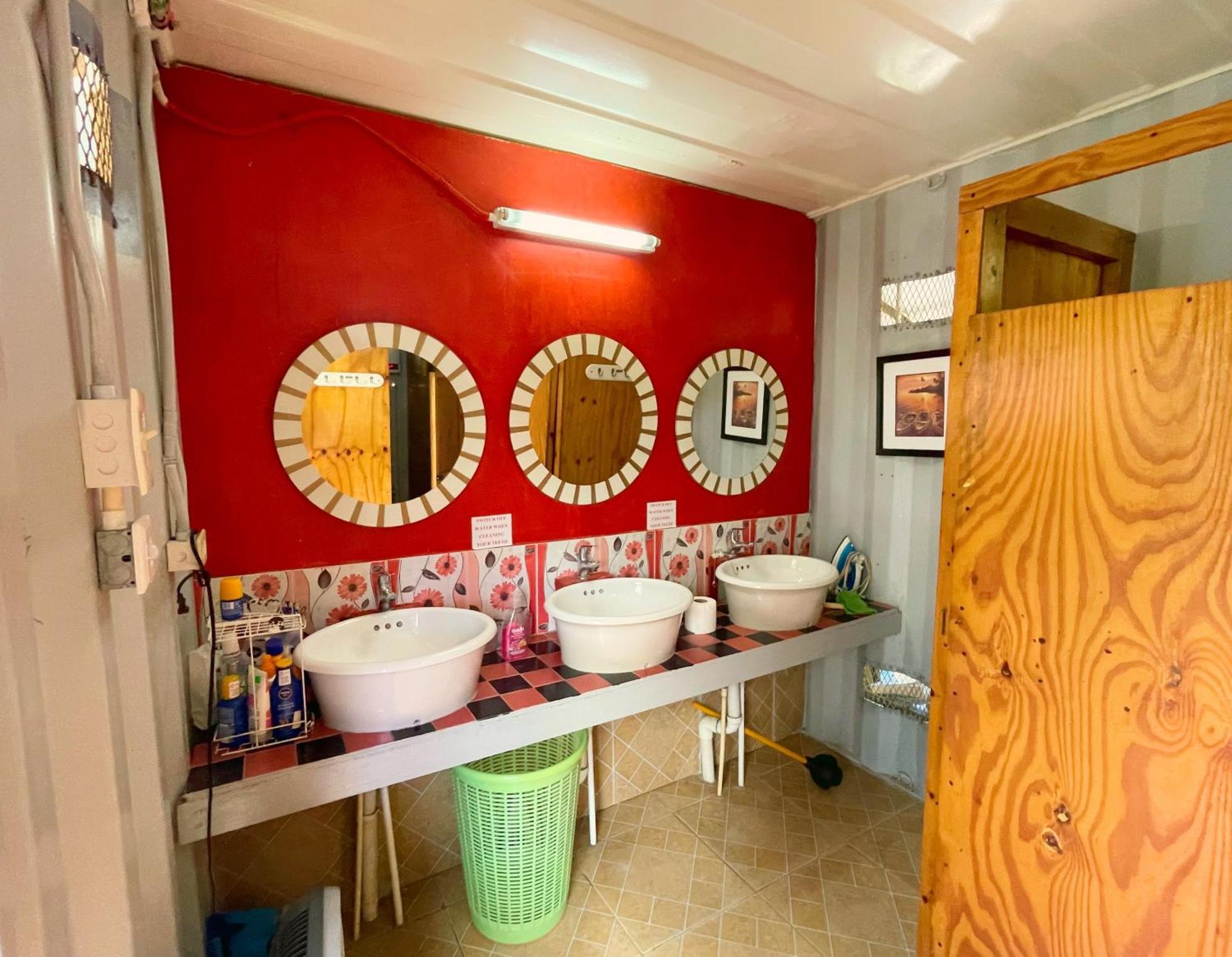 Judy House 2 - Lewis Backpacker Hostel Little Bay Quarto foto